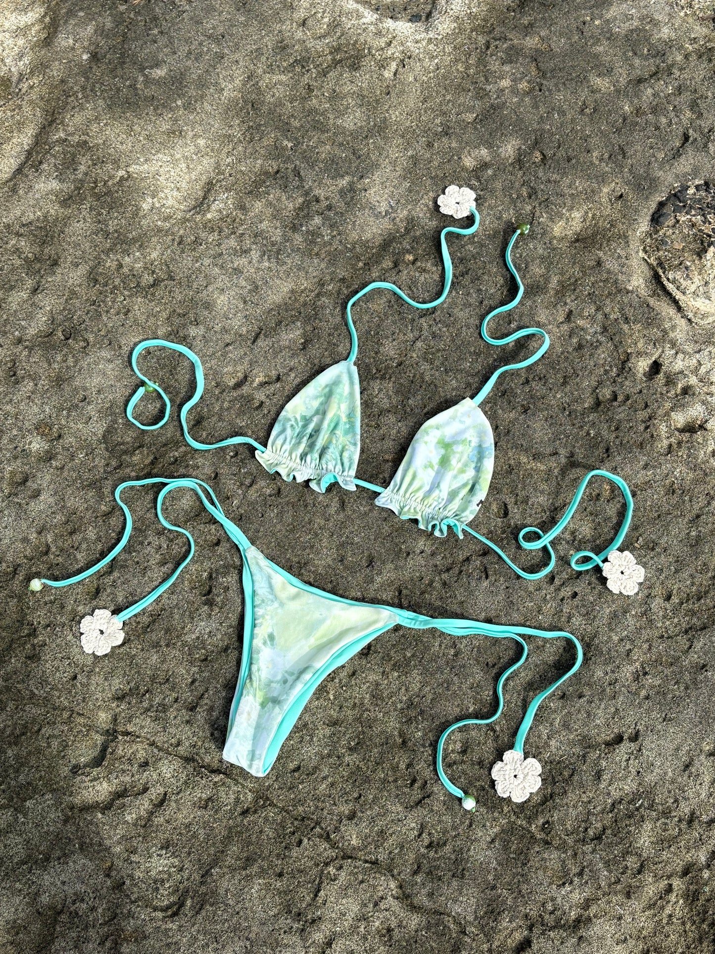 Top Uluwatu con flores crochet y cuentas - Monet verdes