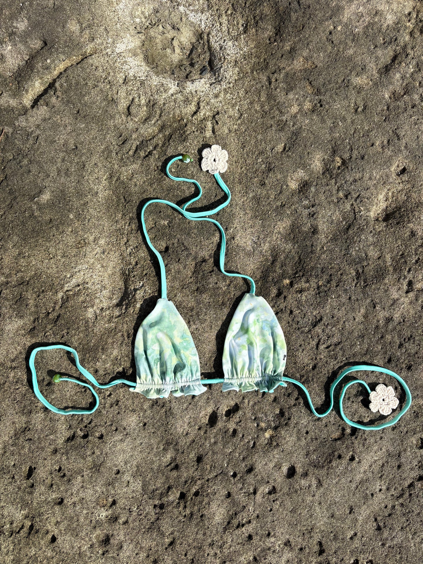 Top Uluwatu con flores crochet y cuentas - Monet verdes