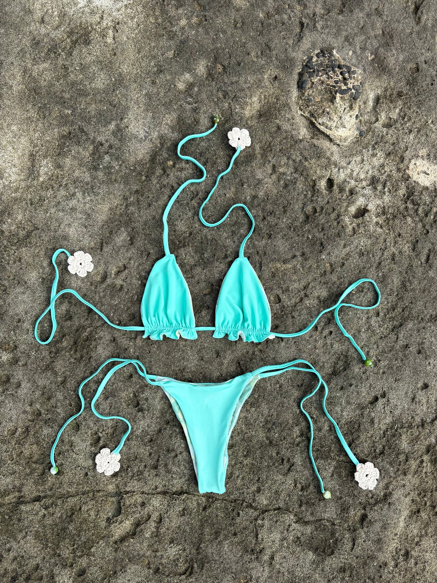 Top Uluwatu con flores crochet y cuentas - Monet verdes